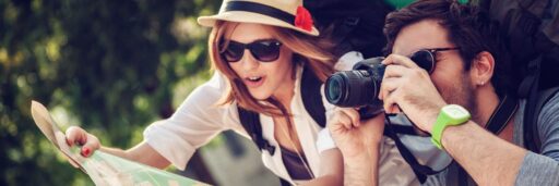 Een stel dat op vakantie is en een kaart bekijken