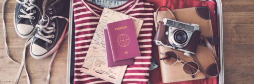 een koffer met ingepakte kleding