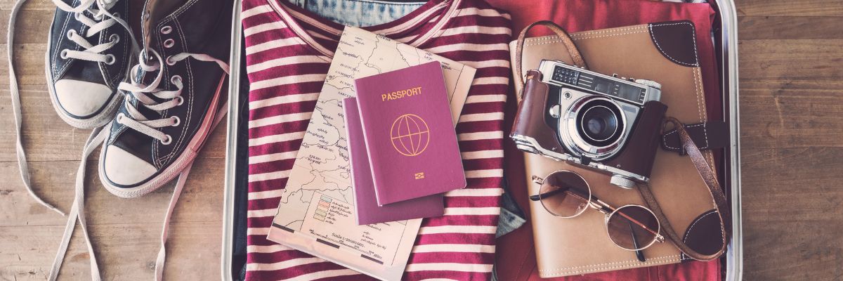 een koffer met ingepakte kleding