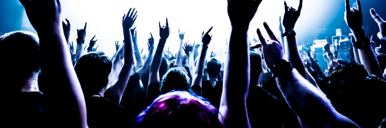 Suzan en Freek concert met mensen voor het podium